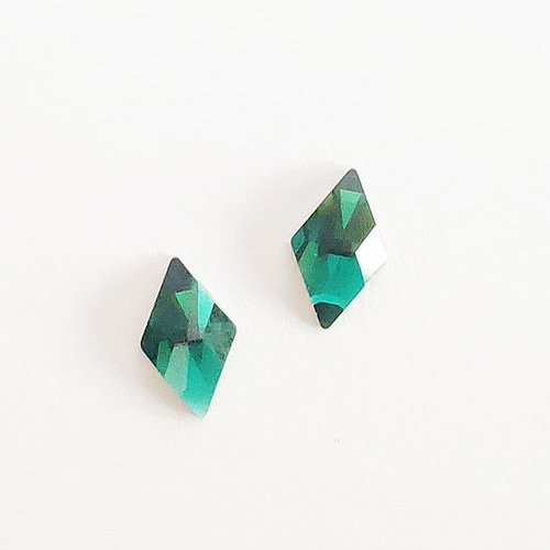 美品　緑　ピアス 楽天市場】純チタンピアス 翡翠 8mm 金属アレルギー対応 天然石