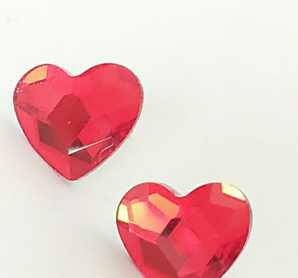 【スワロフスキー　classy heart 　ハート　 赤のピアス】10mm  バレンタイン　ハート 5枚目の画像