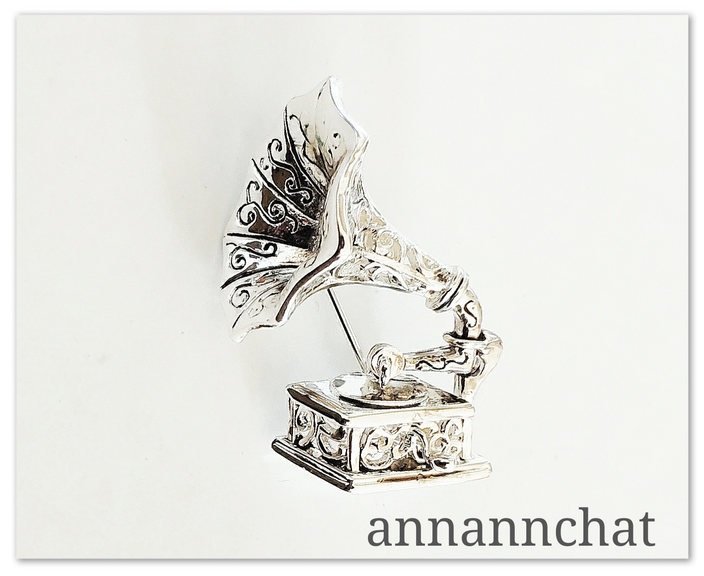 【アメリカ製　ビンテージ　蓄音機　ブローチ】レコード　音楽　父の日