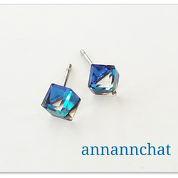 未使用 Swarovski ツイストデザイン ピアス ブルー スワロフスキー クリスタル バミューダーブルー 青 小粒 4mm 斜め