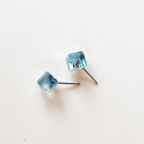 SWAROVSKI 　スワロフスキー　アクアマリンカラー　ピアス ピアス アクアマリン メンズ 爽やかな3月誕生石 カラー