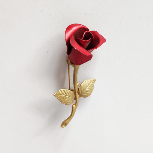 ビンテージ 薔薇 バラ 赤 × アンティックゴールド の ブローチ】 誕生 