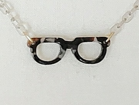 【お洒落な眼鏡モチーフ　スワロフスキ―　ネックレス】　チャコールグレー　茶色マーブル 3枚目の画像