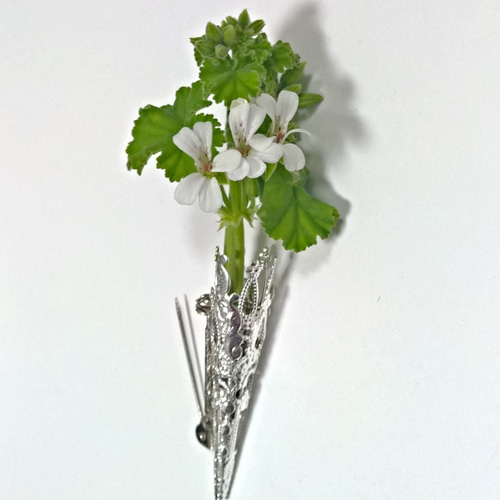 ターコイズカボションの花 シルバーカラー スイングするブローチ と他4点 ターコイズカボションの花 シルバーカラー スイングするブローチ