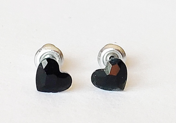 【スワロフスキー　ハート　(classy heart  黒　6mm)の　小さいピアス】サージカル スティールポスト 3枚目の画像