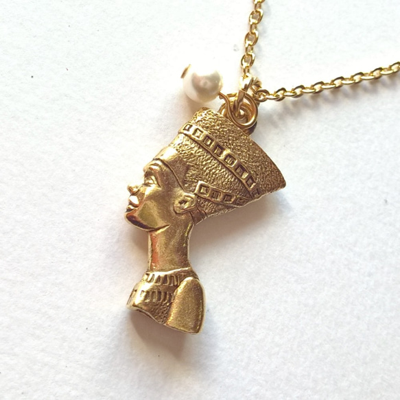 【ネフェルティティ（古代エジプトの美女）の　ネックレス】エジプト　ゴールドカラー 1枚目の画像
