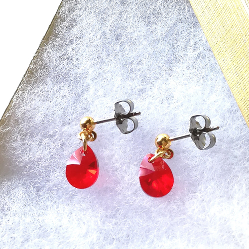 SWAROVSKI ピアス　高級感　赤石　可愛い　雫 スワロフスキー 赤の雫 小さい ピアス】 ピアス（その他