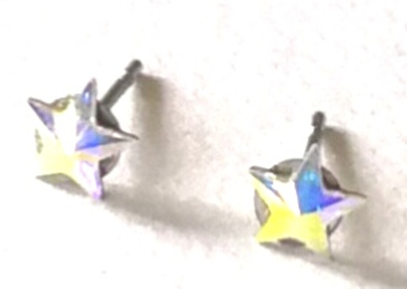 【スワロフスキー　小さい星　5㎜（クリスタルオパール）の　ピアス】サージカル スティールポスト　キャッチ付き 2枚目の画像
