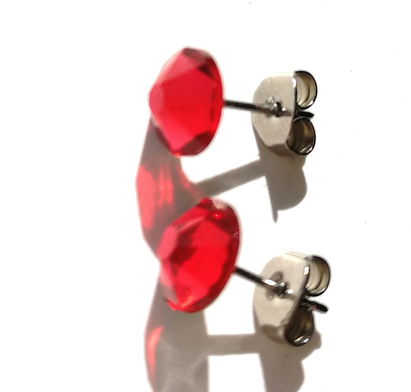 【オーストリア製　swarovski　スカーレット（赤）の　一粒ピアス】クリスマスカラー 4枚目の画像