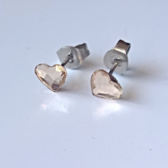 【稀少スワロフスキー　小さいハート classy heart（6mm ライトシルク）のピアス】 3枚目の画像