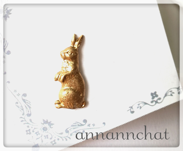 【ウサギ（真鍮　約２２ｍｍ）ビンテージ　小さな　ピンブローチ】4春　イースター　うさぎ　　ラペルピン 1枚目の画像
