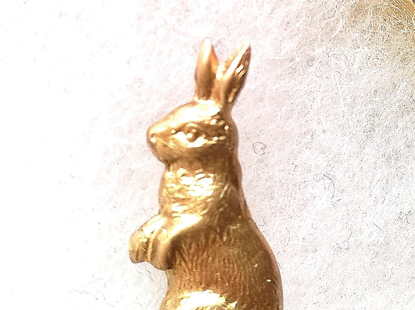 【ウサギ（真鍮　約２２ｍｍ）ビンテージ　小さな　ピンブローチ】4春　イースター　うさぎ　　ラペルピン 2枚目の画像
