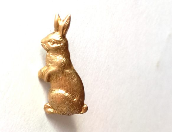 【ウサギ（真鍮　約２２ｍｍ）ビンテージ　小さな　ピンブローチ】4春　イースター　うさぎ　　ラペルピン 3枚目の画像