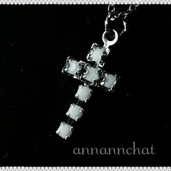 【チェコ製　チェコガラス　cross クロス　ネックレス】　白　十字架　ミルクガラス 1枚目の画像