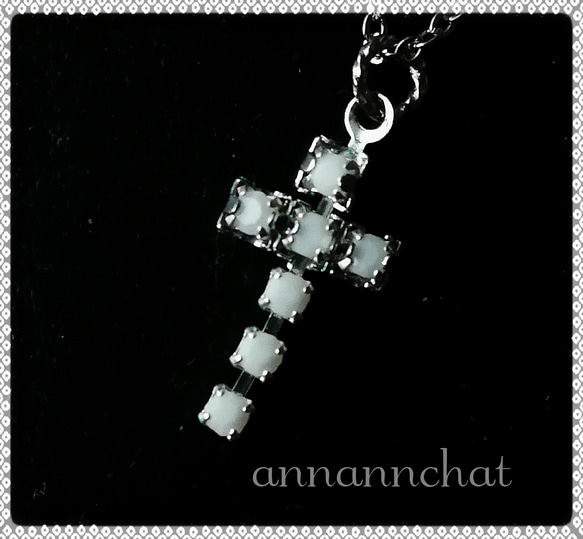 【チェコ製　チェコガラス　cross クロス　ネックレス】　白　十字架　ミルクガラス 1枚目の画像