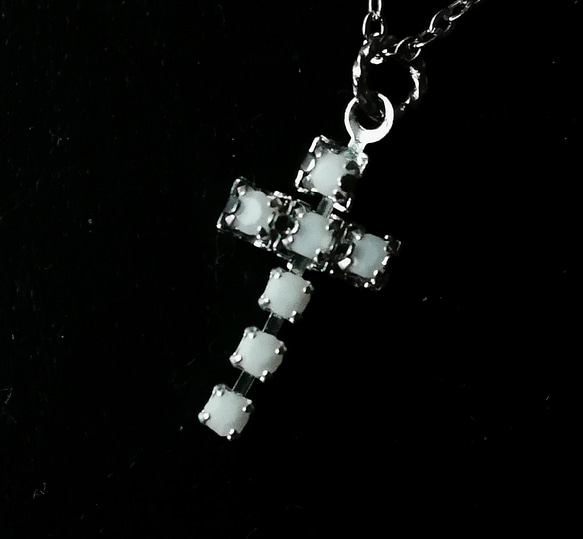 【チェコ製　チェコガラス　cross クロス　ネックレス】　白　十字架　ミルクガラス 4枚目の画像