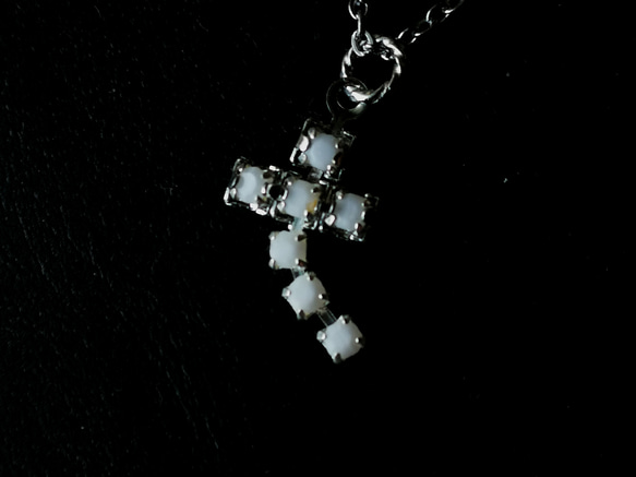 【チェコ製　チェコガラス　cross クロス　ネックレス】　白　十字架　ミルクガラス 5枚目の画像