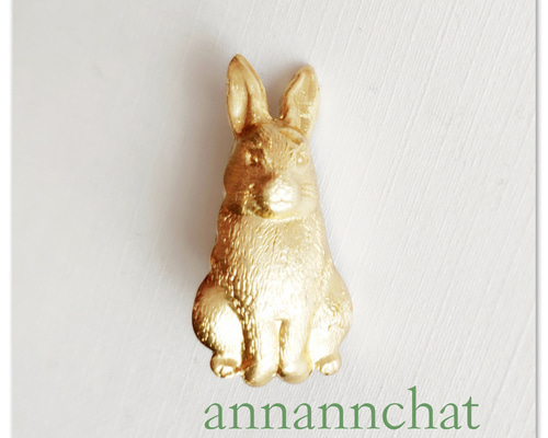 うさぎ(28mm×12mm）ビンテージ 真鍮のピンブローチ】 ウサギ