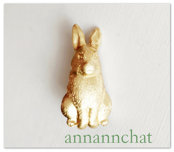 うさぎ(28mm×12mm）ビンテージ 真鍮のピンブローチ】 ウサギ ブローチ