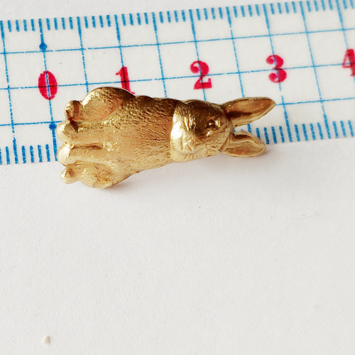 うさぎ(28mm×12mm）ビンテージ 真鍮のピンブローチ】 ウサギ ブローチ