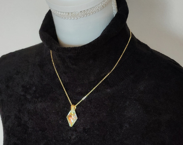 【スワロフスキー　大きいダイヤ（トランプ）27mm 　クリスタルオパール　の　ネックレス】 4枚目の画像