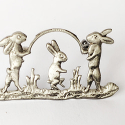 【ビンテージ　縄跳びで遊ぶ　ウサギたちの　ピンブローチ】フランス　真鍮 2枚目の画像