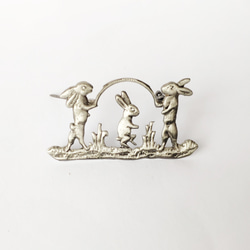 【ビンテージ　縄跳びで遊ぶ　ウサギたちの　ピンブローチ】フランス　真鍮 4枚目の画像