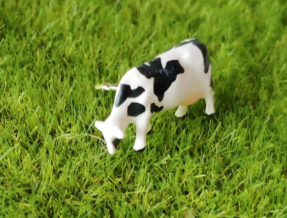 【　牧場の牛　癒しのピンブローチ】牛　乳牛 牛乳　まきば　 2枚目の画像
