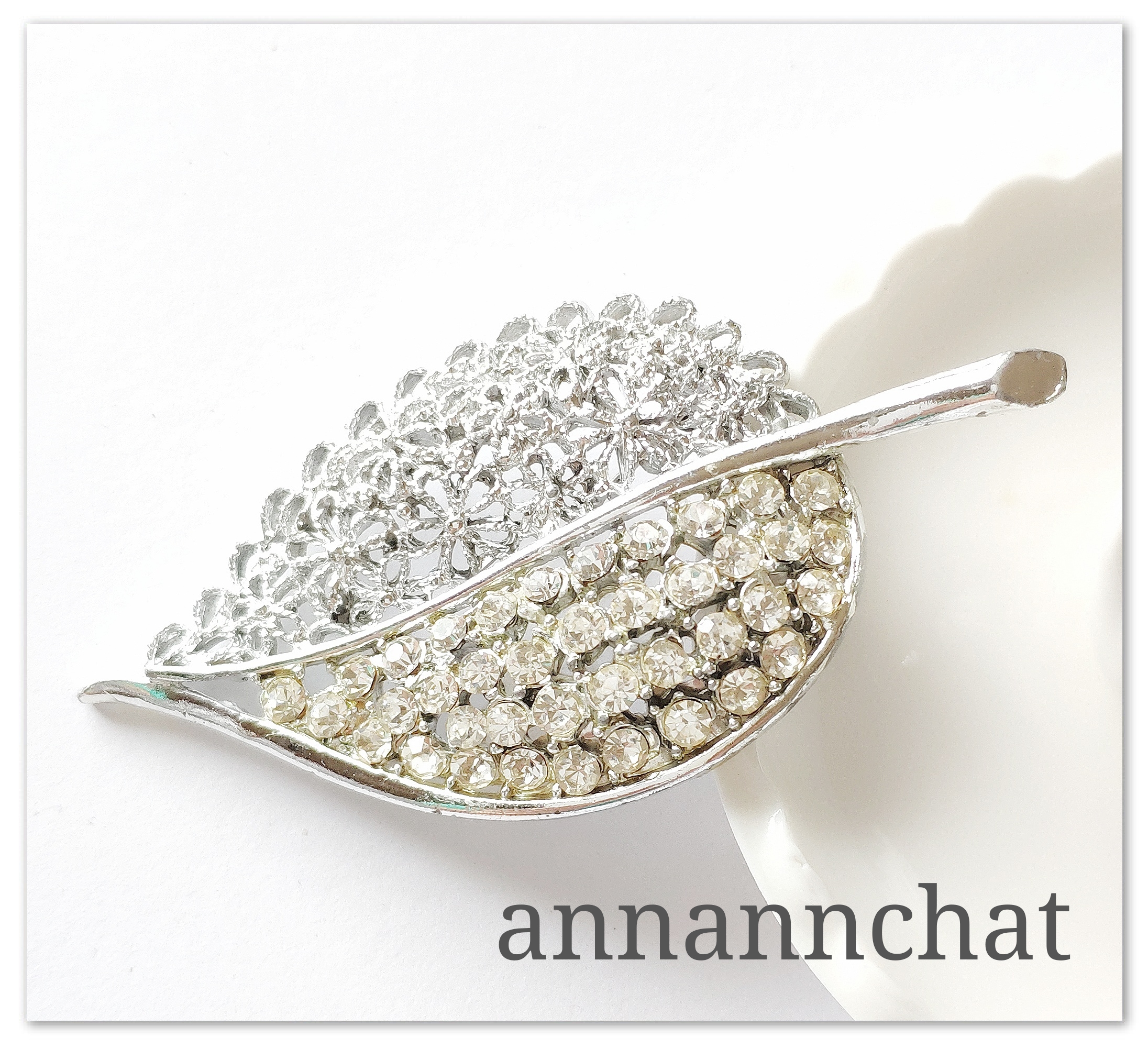 【ビンテージ  　ラインストーン　花の透かし　葉っぱの　大きいブローチ　】夏　結婚式　同窓会