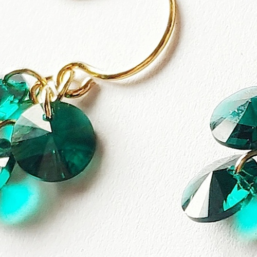 スワロフスキー エメラルド(緑) 三つ葉の ピアス】クローバー