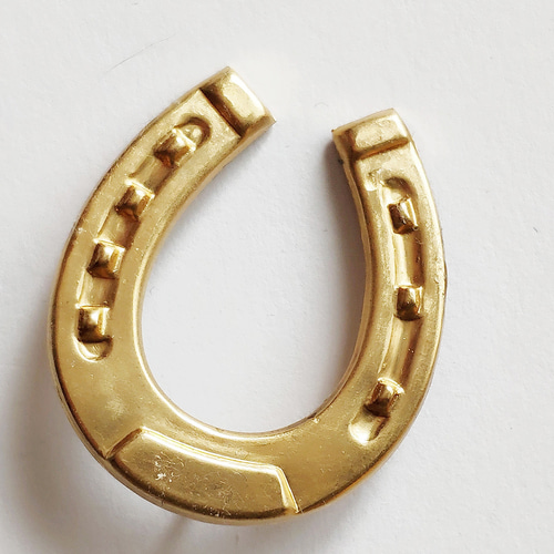 あい】pumpkin赤、馬の蹄ブローチ あい】pumpkin赤、馬の蹄ブローチ