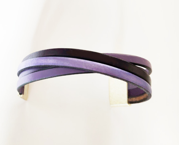 【本革 ラベンダー系　3色　幅広　2０ｍｍ　の　ブレスレット】紫　存在感　金属不使用　マグネット留め 2枚目の画像