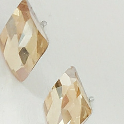 【スワロフスキー　ゴールデンシャドウ　の　 ダイヤ（菱形）　小さいピアス】四角形　トランプ 2枚目の画像