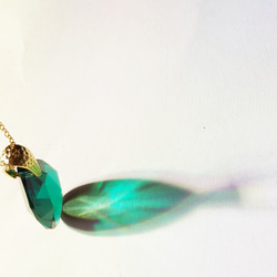 【スワロフスキー　大きい　エメラルド　緑　２８ｍｍ　　ネックレス】翠　グリーン　ハンマー仕上げ金具 2枚目の画像