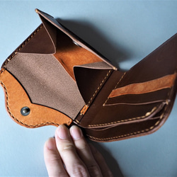 イタリアンレザーの二つ折り財布（キャメル×ブラウン） 3枚目の画像