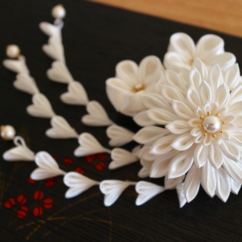 正絹つまみ細工のかんざしセット*白無垢の花の髪飾り かんざし 正絹つまみ細工のかんざしセット*白無垢の花の髪飾り かんざし