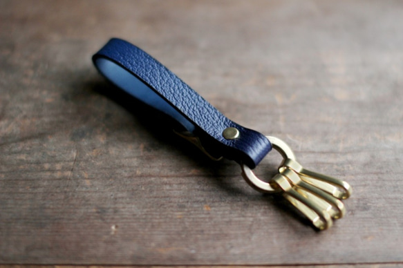 靛藍色皮革[shiboai]黃銅金屬配件鑰匙扣[Tenai] 第2張的照片