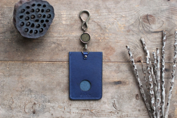 靛藍染色皮革 [migaki] IC 卡/帶捲軸的通行證盒 [Sumi indigo x indigo] 第2張的照片