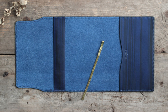 靛藍染色皮革[migaki]平裝書封面（附黃銅書籤）[墨水條紋] 第4張的照片