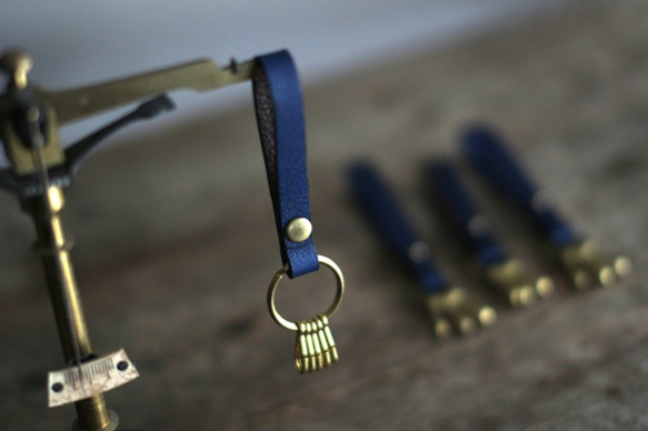 藍染革[migaki] ボタン式真鍮金具5連キーホルダー（裏面ブラウンレザー） 2枚目の画像