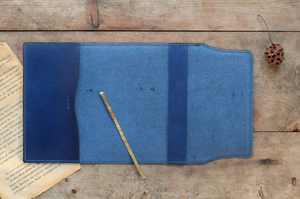 藍染革[migaki] 　文庫本ブックカバー（真鍮しおり付） 3枚目の画像
