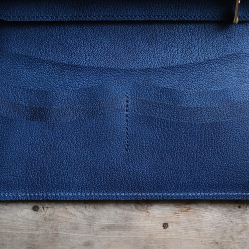 本革　藍染 墨　長財布　enku 集中力のいる染色・藍染革【墨縞】 - enku BLOG