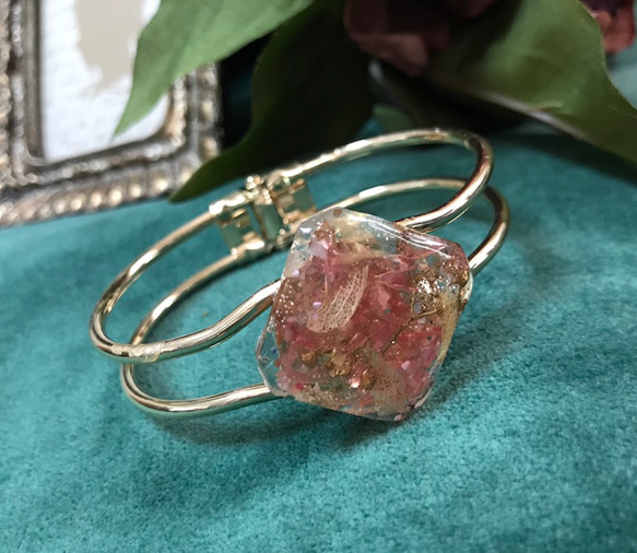 紫陽花 & かすみ草 & スターチス ＊ レジンバングル ボタニカル ピンク色 アンティーク レジン 春色 バングル 5枚目の画像