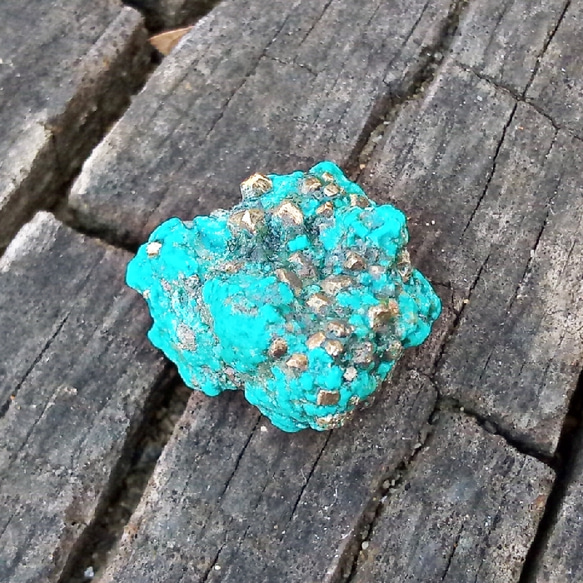 Cubics◇パイライト入りアリゾナ産天然ターコイズ16mm 天然石 HAYSTONE 