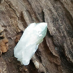 薄緑のキャンドル◆国産水晶◆原石 4枚目の画像