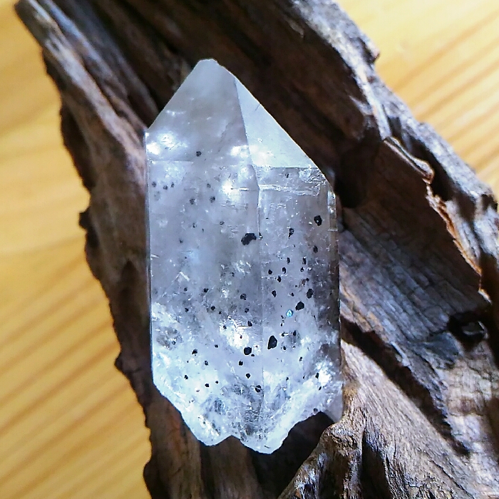 モンドクォーツ 初期タイプ ヘマタイト付き ブルーミスト 大きめ虹◇ヘマタイトインクォーツ◇原石 天然石 HAYSTONE 通販