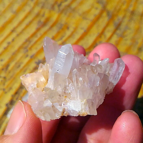 国産水晶のクラスター 天然美品 希少品 超希少/ミニ水晶クラスターが取り込まれている珍しい貫入水晶