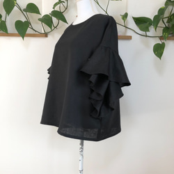 （再販19❣️）リネンゆったりめなフリル袖のプルオーバー黒 1枚目の画像