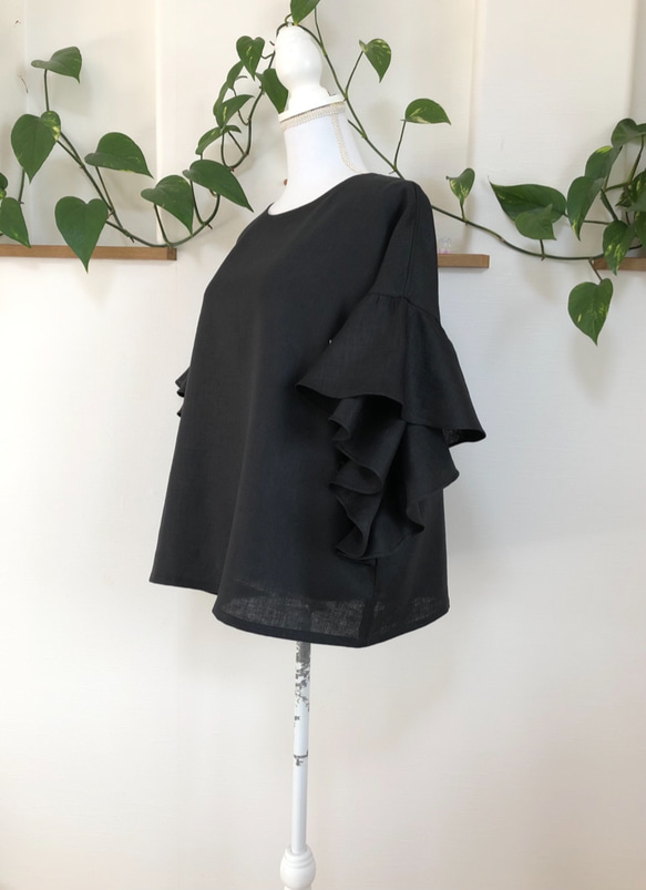 （再販19❣️）リネンゆったりめなフリル袖のプルオーバー黒 1枚目の画像