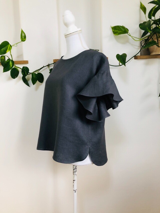 （再販6リネン大人素敵なフリル袖のブラウス濃いグレー